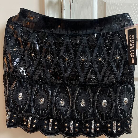 This chic mini skirt features a striking grey and black sequin pattern - Picture 7 of 11